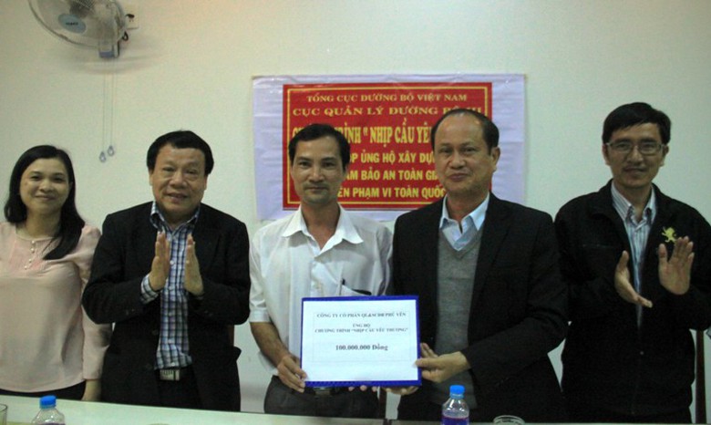 100 triệu đồng được C&ocirc;ng ty CP Quản l&yacute; v&agrave; sửa chữa đường bộ Ph&uacute; Y&ecirc;n ủng hộ chương tr&igrave;nh x&acirc;y cầu d&acirc;n sinh. Mới cổ phần h&oacute;a, hoạt động gặp nhiều kh&oacute; khăn, nhưng c&ocirc;ng ty nỗ lực hết sức để đồng l&ograve;ng, hưởng ứng của chương tr&igrave;nh nh&acirc;n văn, thiết thực. 