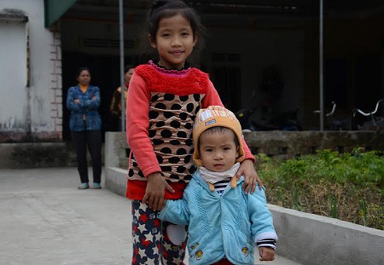 2 con của anh Hảo, một ch&aacute;u mới ... tuổi, ch&aacute;u c&ograve;n lại bị hở h&agrave;m ếch bẩm sinh chưa được phẫu thuật