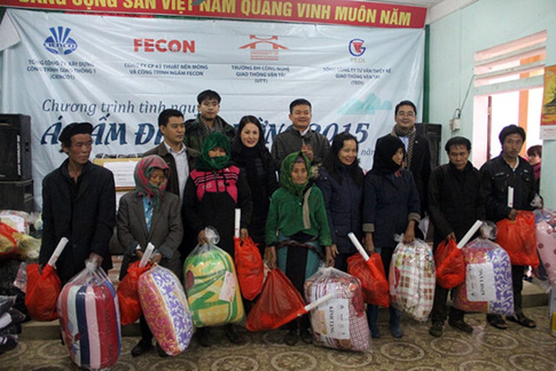 Những chiếc chăn ấm được trao tận nh&agrave; c&aacute;c gia đ&igrave;nh kh&oacute; khăn.