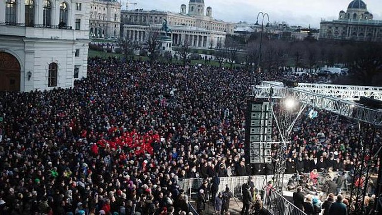 Biểu t&igrave;nh tưởng niệm c&aacute;c nạn nh&acirc;n trong vụ tấn kh&ocirc;ng khủng bố tại Ph&aacute;p diễn ra trước văn ph&ograve;ng Tổng Thống &Aacute;o tại Vienna h&ocirc;m 11.1 th