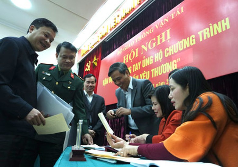 CBCNVC Bộ GTVT nhiệt t&igrave;nh ủng hộ chương tr&igrave;nh &ldquo;Nhịp cầu y&ecirc;u thương&rdquo; do Bộ GTVT ph&aacute;t động Ảnh: Tiến Mạnh