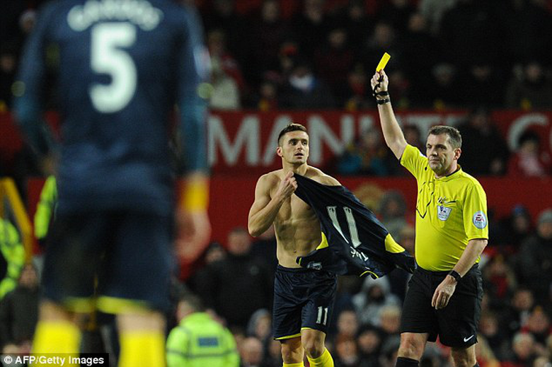 Tadic nhận thẻ v&agrave;ng v&igrave; m&agrave;n ăn mừng phấn kh&iacute;ch