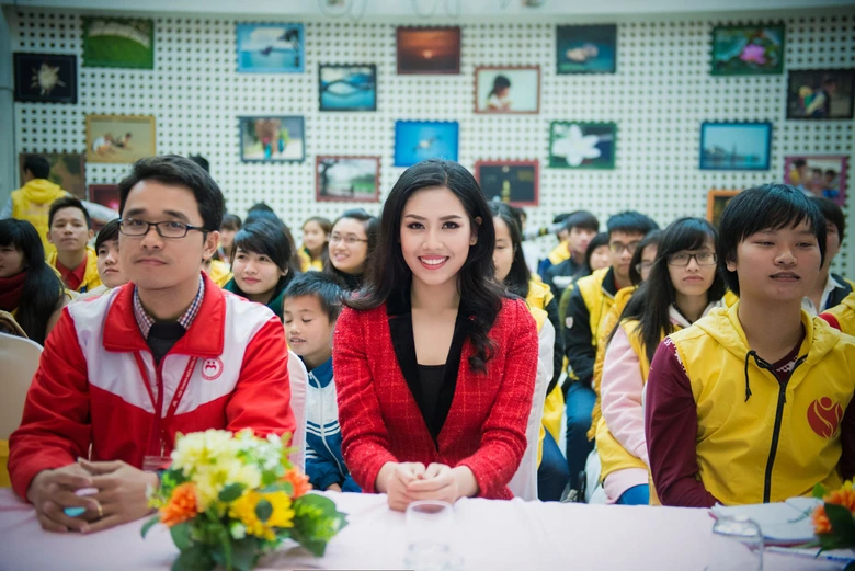 Người đẹp cho biết, l&agrave; đại sứ thường xuy&ecirc;n của c&aacute;c chương tr&igrave;nh hiến m&aacute;u, c&ocirc; lu&ocirc;n mong muốn c&oacute; thể tham gia g&oacute;p sức c&ugrave;ng chương tr&igrave;nh, k&ecirc;u gọi th&ecirc;m nhiều t&igrave;nh nguyện vi&ecirc;n hiến m&aacute;u, gi&uacute;p vơi bớt nỗi đau cho những bệnh nh&acirc;n đang mong từng ng&agrave;y, từng giờ sớm được sum họp với gia đ&igrave;nh v&agrave; đ&oacute;n một c&aacute;i Tết cổ truyền thật trọn vẹn, an l&agrave;nh.