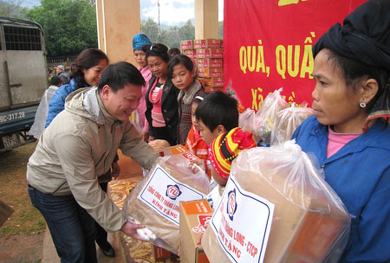 L&atilde;nh đạo Tổng c&ocirc;ng ty XD Thăng Long - CTCP tặng qu&agrave; cho b&agrave; con x&atilde; Chiềng Hặc, huyện Y&ecirc;n Ch&acirc;u, tỉnh Sơn La
