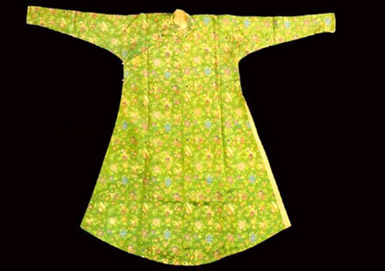 Một chiếc &aacute;o d&agrave;i xưa trong triển l&atilde;m