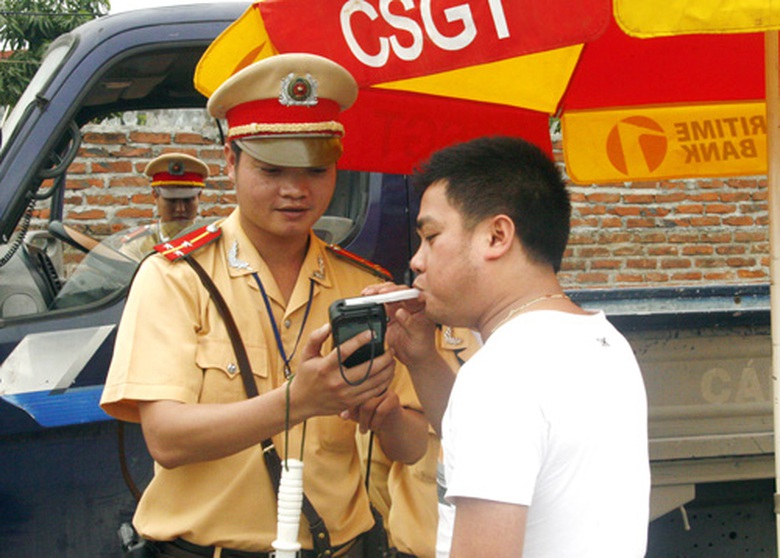 Kiểm tra nồng độ cồn của l&aacute;i xe