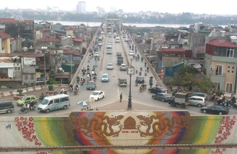 Cột đồng hồ được dựng lại tr&ecirc;n cầu Chương Dương