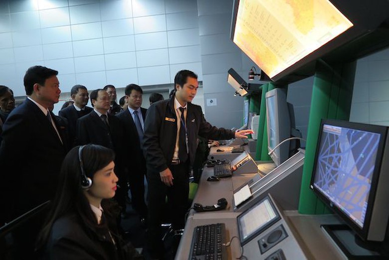 Bộ trưởng Đinh La Thăng thăm hoạt động của Trung t&acirc;m