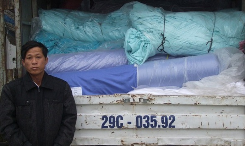 Đối tượng B&igrave;nh c&ugrave;ng số vải tang vật