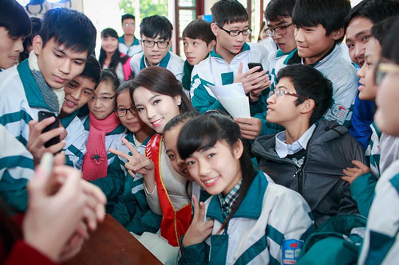 Đợt n&agrave;y, chương tr&igrave;nh trao tặng 236 suất qu&agrave; cho c&aacute;c hộ ngh&egrave;o huyện Lương T&agrave;i. Mỗi suất qu&agrave; trị gi&aacute; 700 ngh&igrave;n đồng