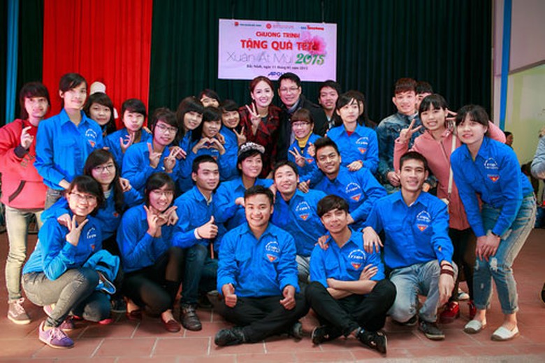 Ngo&agrave;i ra, BTC c&ograve;n trao tặng 50 triệu cho c&aacute;c hoạt động v&agrave; phong tr&agrave;o của nh&agrave; trường v&agrave; đo&agrave;n trường; 50 triệu cho quỹ học bổng khuyến học của nh&agrave; trường; trao 10 xe đạp trị gi&aacute; 10 triệu đồng cho 10 em học sinh.