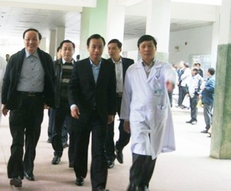 Trưởng ban Tổ chức TW T&ocirc; Huy Rứa (ngo&agrave;i c&ugrave;ng b&ecirc;n tr&aacute;i) c&ugrave;ng Ph&oacute; b&iacute; thư Th&agrave;nh ủy Đ&agrave; Nẵng Nguyễn Xu&acirc;n Anh (ở giữa) đ&atilde; đến thăm &ocirc;ng Nguyễn b&aacute; Thanh tại bệnh viện Đ&agrave; Nẵng s&aacute;ng 13/1/2015