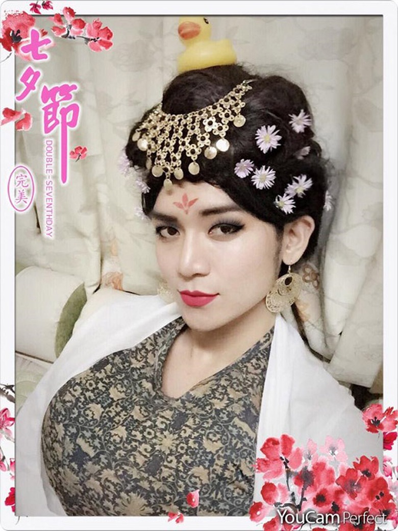 Nổi tiếng trong nhiều vai h&agrave;i giả g&aacute;i, thế nhưng nhiều người vẫn kh&ocirc;ng khỏi bất ngờ v&igrave; tạo h&igrave;nh V&otilde; Tắc Thi&ecirc;n n&agrave;y của BB Trần kh&aacute; sắc sảo.