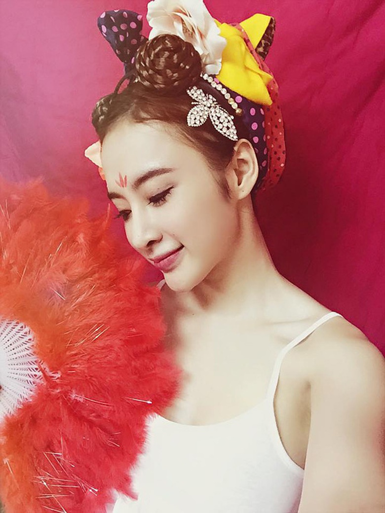 Angela Phương Trinh đeo đủ thứ bờm, buộc chi ch&iacute;t khăn tr&ecirc;n đầu để thử l&agrave;m V&otilde; Tắc Thi&ecirc;n phi&ecirc;n bản 