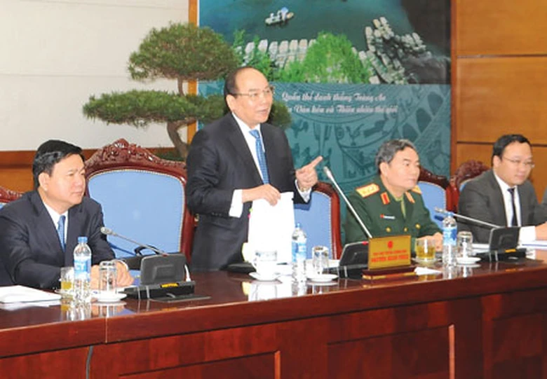 Ph&oacute; Thủ tướng Ch&iacute;nh phủ, Chủ tịch Ủy ban ATGT Quốc gia Nguyễn Xu&acirc;n Ph&uacute;c y&ecirc;u cầu c&aacute;c địa phương trong năm 2015 tiếp tục siết chặt c&aacute;c biện ph&aacute;p để k&eacute;o giảm hơn nữa c&aacute;c vụ TNGTẢnh: Kh&aacute;nh Linh