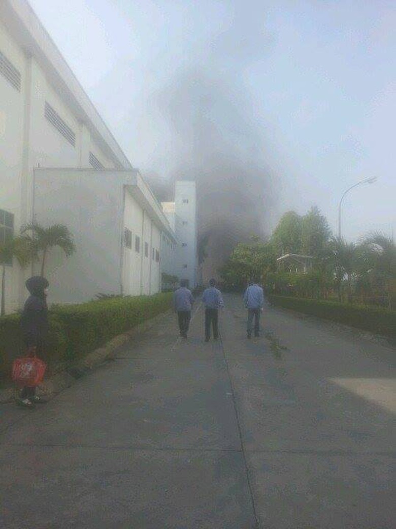 D&ugrave; đ&aacute;m ch&aacute;y được dập tắt nhưng những cột kh&oacute;i đen vẫn c&ograve;n bốc l&ecirc;n trong khu vực xảy ra hỏa hoạn