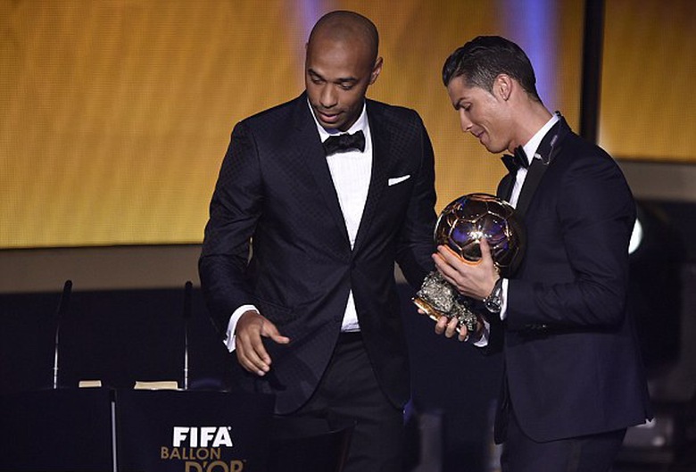 Cựu tiền đạo tuyển Ph&aacute;p Thierry Henry trao giải cho Ronaldo - Ảnh: AFP