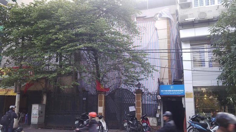 Ng&ocirc;i nh&agrave; nơi xảy ra sự việc được che k&iacute;n bạt, kh&ocirc;ng cho bất cứ ai v&agrave;o b&ecirc;n trong