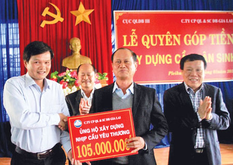 L&atilde;nh đạo C&ocirc;ng ty CP QL&SC ĐB Gia Lai ủng hộ 105 triệu đồng chương tr&igrave;nh cầu d&acirc;n sinh