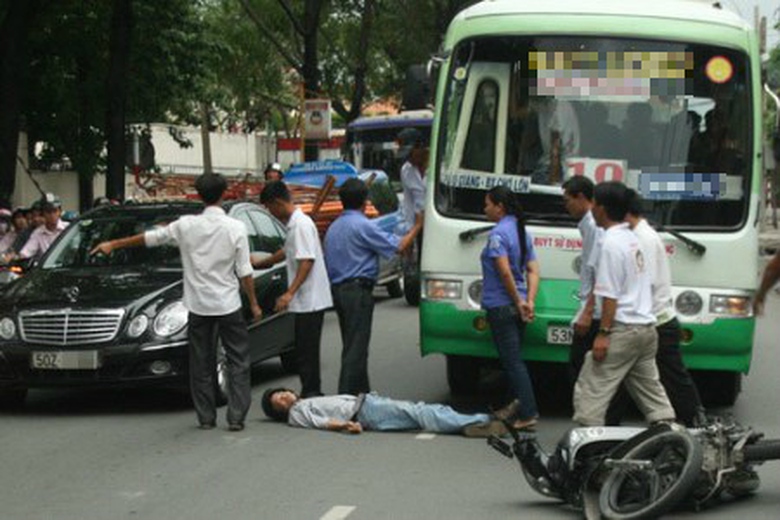 Nhiều người kh&ocirc;ng biết sơ cứu như thế n&agrave;o khi gặp nạn nh&acirc;n TNGT (Ảnh minh họa: Internet)