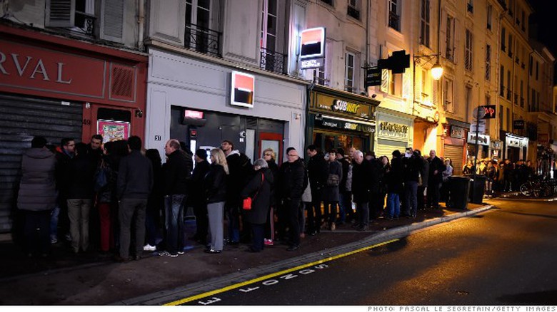 H&agrave;ng đo&agrave;n người nối đ&agrave;i tới tận khi mặt trời lặn để mua được một bản của tạp ch&iacute; 