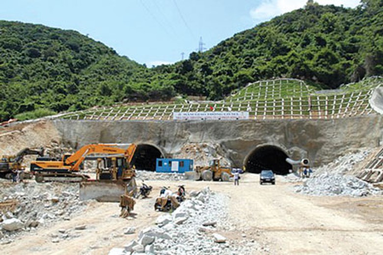 Thi c&ocirc;ng dự &aacute;n hầm Đ&egrave;o Cả