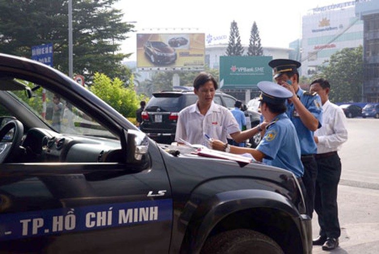 T&agrave;i xế Khải phản ứng với lực lượng chức năng