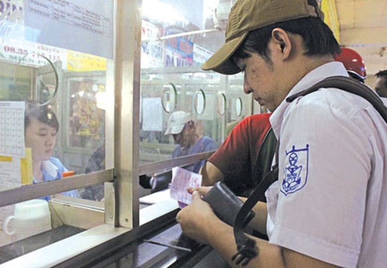 H&agrave;nh kh&aacute;ch mua v&eacute; xe