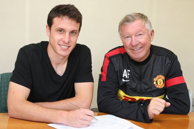 Sir Alex v&agrave; Angelo trong ng&agrave;y k&yacute; hợp đồng