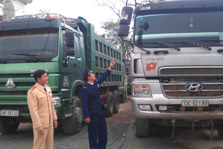 Lực lượng chức năng tỉnh H&agrave; Tĩnh xử l&yacute; phương tiện chở qu&aacute; tải, xe hết hạn đăng kiểm