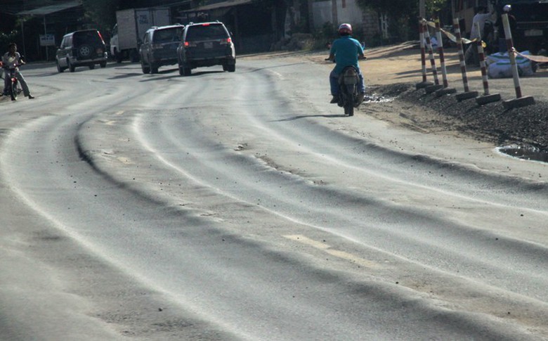 Hằn l&uacute;n vệt b&aacute;nh xe nguy cơ mất ATGT