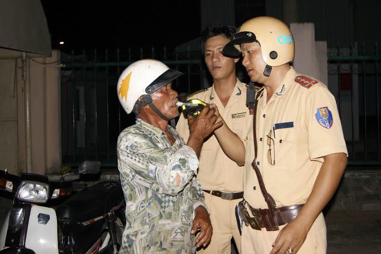 CSGT tỉnh Long An kiểm tra nồng độ cồn