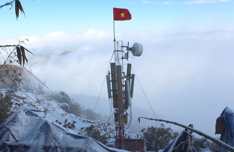 VinaPhone đ&atilde; đặt trạm ph&aacute;t s&oacute;ng tại Fansipan trong điều kiện thời tiết khắc nghiệt