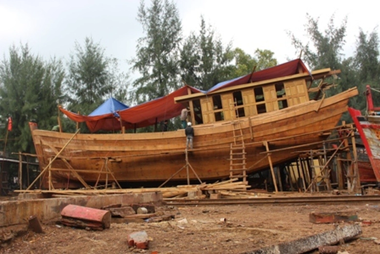 Chiếc tàu c&ocirc;ng suất 700CV của ngư d&acirc;n Phan Văn Chinh cũng l&agrave; chiếc &ldquo;t&agrave;u 67&rdquo; bằng vỏ gỗ c&ocirc;ng suất lớn đầu ti&ecirc;n của cả nước v&agrave; tỉnh Thừa Thừa Thi&ecirc;n &ndash; Huế