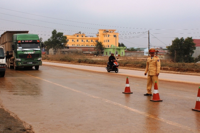 Ng&agrave;y 14/1, l&atilde;nh đạo Ph&ograve;ng CSGT trực tiếp ra hiện trường để bắt xe vi phạm tải trọng