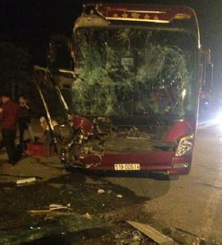 Xe kh&aacute;ch BKS 51C- 00514 bị biến dạng do xe tải đ&acirc;m trực diện (Ảnh Vietnamnet