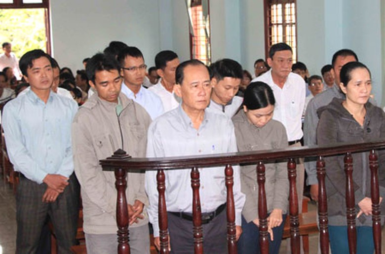 C&aacute;c bị c&aacute;o vụ lừa đảo ng&acirc;n h&agrave;ng tại t&ograve;a