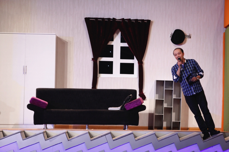 Trong chương tr&igrave;nh, MC l&agrave; người c&oacute; &ldquo;quyền lực&rdquo; nhiều nhất khi được thoải m&aacute;i chỉ định người chơi, c&ocirc;ng nhận kết quả, đưa ra t&igrave;nh huống v&agrave; đặt người chơi v&agrave;o &ldquo;thế&rdquo; phải l&agrave;m theo.