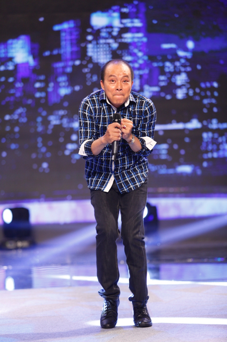 Ngay từ những ph&uacute;t đầu xu&acirc;t hiện, Đức Hải đ&atilde; l&agrave;m n&oacute;ng kh&ocirc;ng kh&iacute; trường quay khi thể hiện những động t&aacute;c nhảy h&agrave;i hước đi c&ugrave;ng vẻ mặt hết sức &ldquo;biểu cảm&rdquo; khiến khản giả phải vỗ tay rầm rầm.