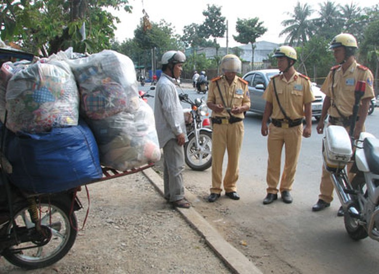 CSGT B&ecirc;́n Lức đang làm nhi&ecirc;̣m vụ tuần tra kiểm so&aacute;t