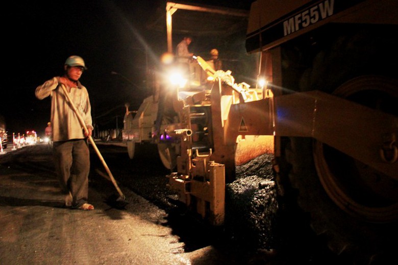 Tăng ca, tăng tốc trải thảm BTN tr&ecirc;n c&ocirc;ng tr&igrave;nh dự &aacute;n QL1 BOT 194