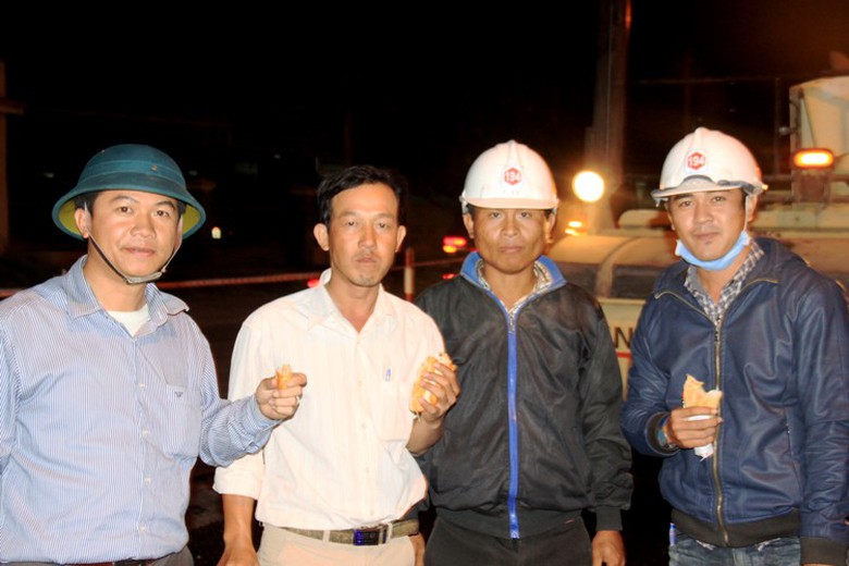 Ph&uacute;t tạm nghỉ tr&ecirc;n c&ocirc;ng trường sau lần trải thảm BTN một vệt th&agrave;nh c&ocirc;ng