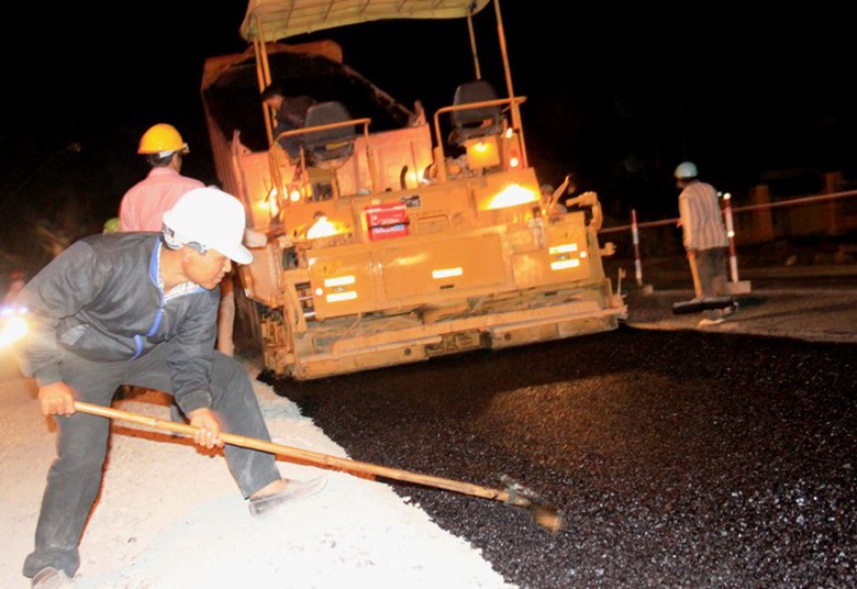 Phụ san những mẻ BTN vừa thảm xuống mặt đường. Đ&acirc;y chỉ l&agrave; lớp b&ugrave; v&ecirc;nh trước khi thảm BTN 2 lớp kh&aacute;c để ho&agrave;n chỉnh mặt đường mới