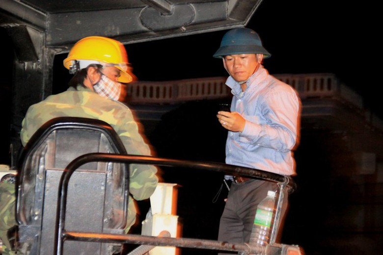 Anh Thưởng, Gi&aacute;m đốc ĐH Dự &aacute;n tất bật l&ecirc;n cả khu vực t&agrave;i xế xe trải thảm, lu để chỉ đạo