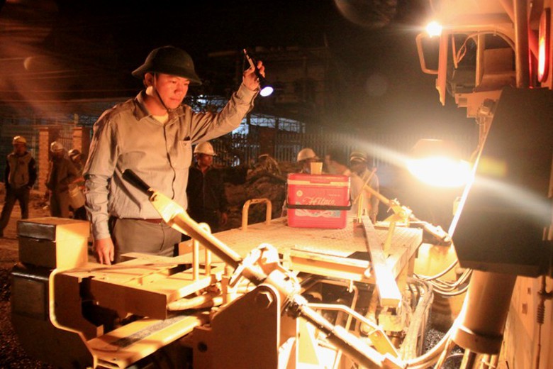 Khi xuống trực tiếp quan s&aacute;t từng mẻ BTN thảm xuống mặt đường