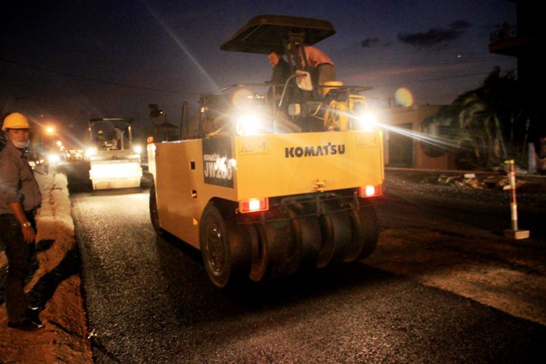 Kh&ocirc;ng kh&iacute; c&ocirc;ng trường rền vang tiếng c&aacute;c loại xe m&aacute;y trộn, xe lu, tiếng xe ben chở BTN.... Tất cả đều khẩn trương nhưng đảm bảo chất lượng cao nhất