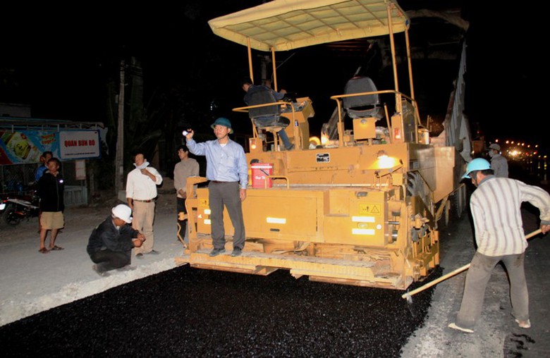 Th&ecirc;m d&agrave;i những mẻ BTN được trải thảm xuống mặt đường