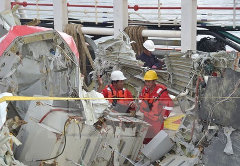 Phần đu&ocirc;i m&aacute;y bay đ&atilde; được trục vớt