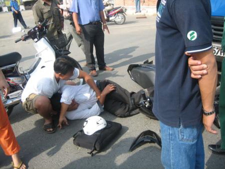 Nhiều người kh&ocirc;ng biết sơ cứu như thế n&agrave;o khi gặp nạn nh&acirc;n TNGT (Ảnh minh họa: Internet)