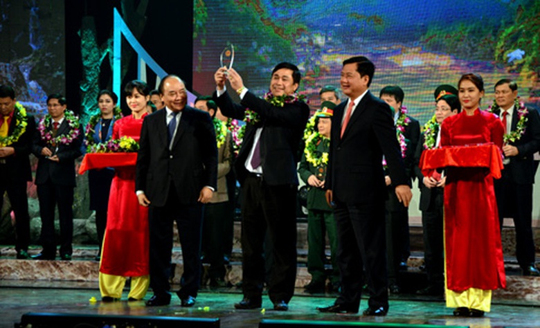 Ph&oacute; Thủ tướng Nguyễn Xu&acirc;n Ph&uacute;c v&agrave; Bộ trưởng Đinh La Thăng tặng kỷ niệm chương cho c&aacute;c đơn vị, nh&agrave; hảo t&acirc;m t&agrave;i trợ cho chương tr&igrave;nh.